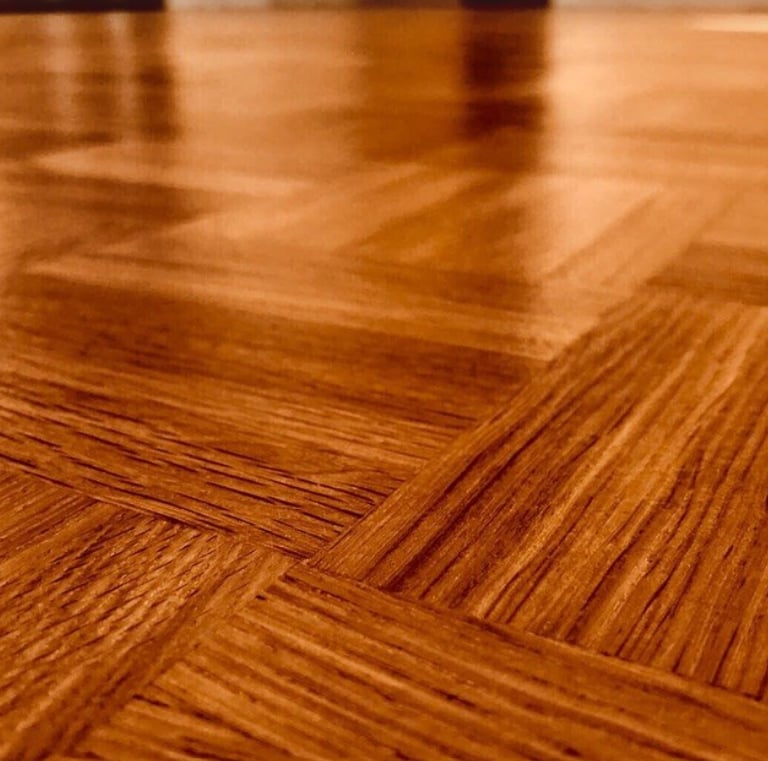 Ponçage de parquet par DG Services - rénovation professionnelle pour sols en bois en Suisse romande