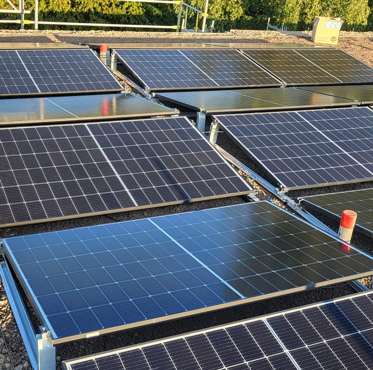 eine Gruppe von Solarmodulen, die auf einem Dach installiert sind