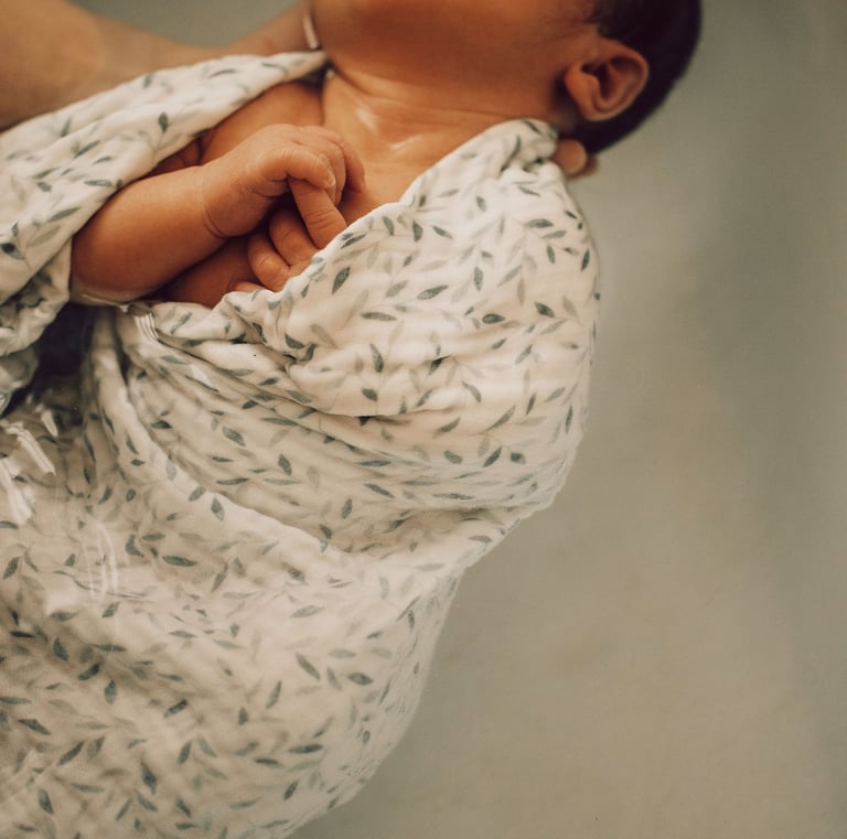 bain enveloppé bébé