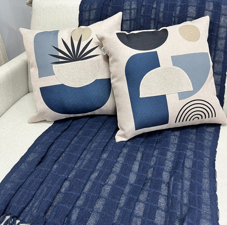 manta decorativa azul com almofadas em linho e boucle