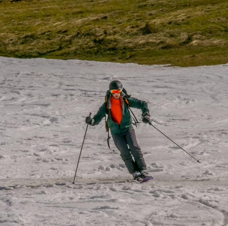 Mono skieur qui descend une piste