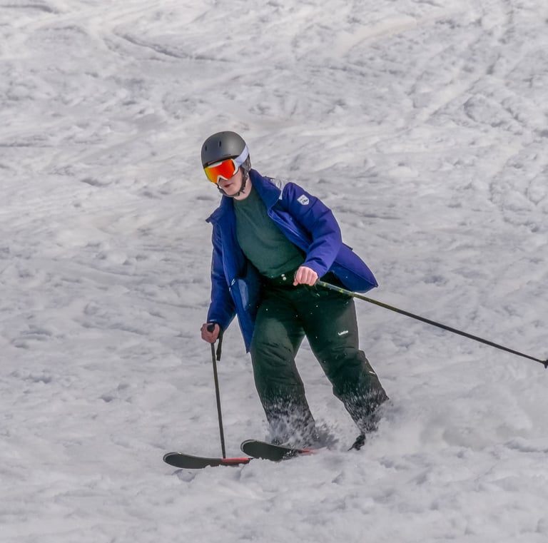 Skieur à pleine vitesse dans une descente