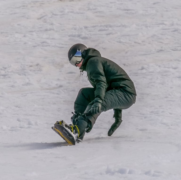 Snowboardeur sur le point de tomber en tournant