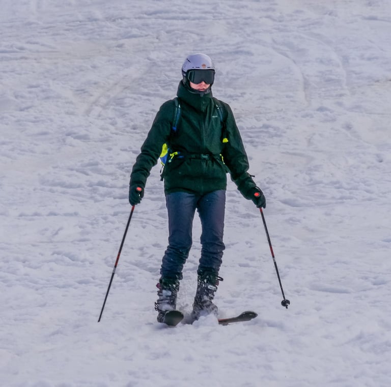 Skieuse qui termine une descente