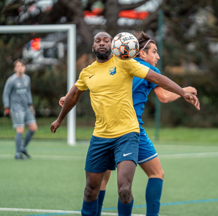 Joueur au duel avec un adversaire qui contrôle le ballon avec le torse