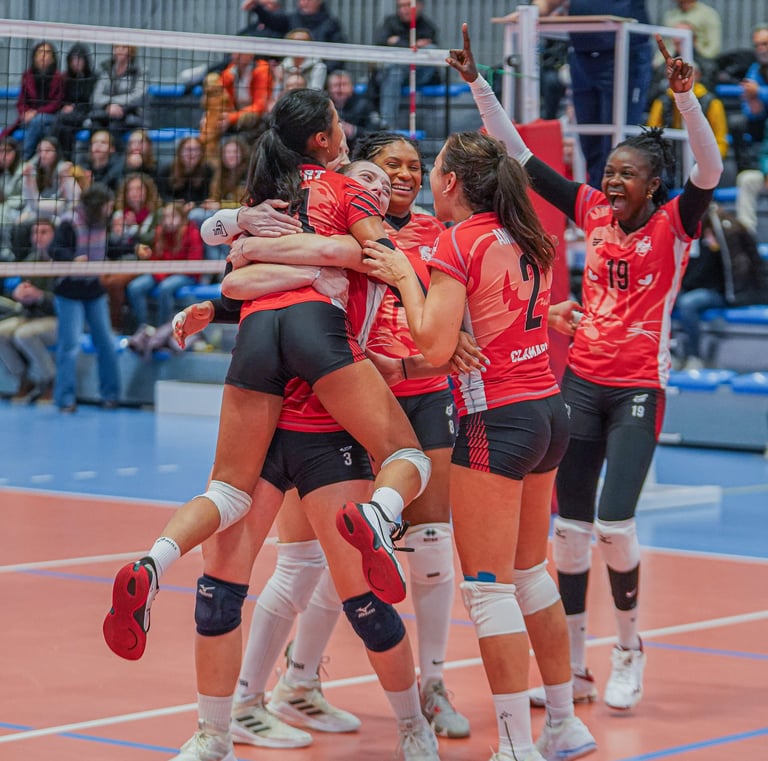 Joueuses du CSM Clamart qui se prennent dans les bras après un point gagné