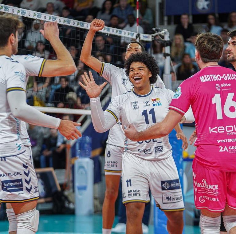Les joueurs de Sète qui célèbrent un point gagné en souriant