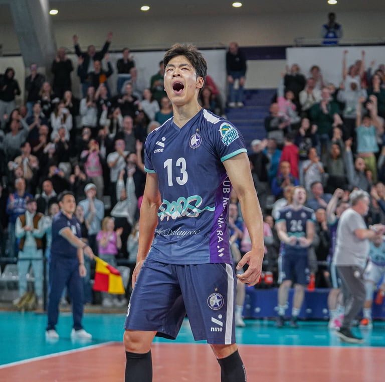 Kento Miyaura célèbre un point gagné vers le public