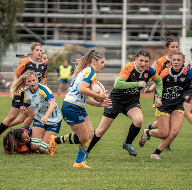 Joueuse de Vélizy qui court avec le ballon