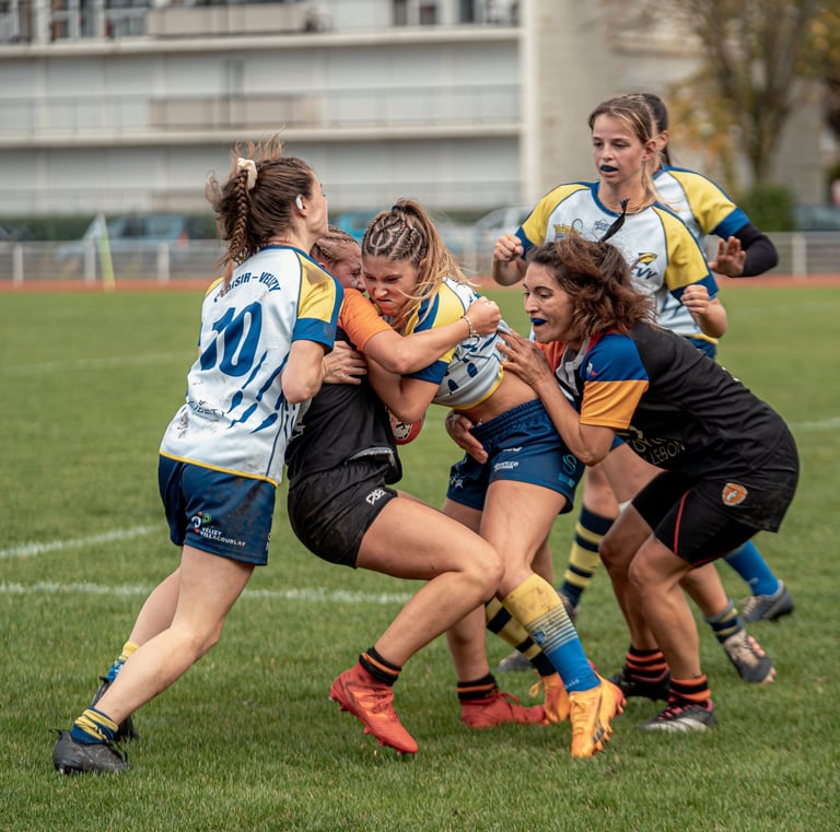 Joueuses qui se battent pour récupérer le ballon
