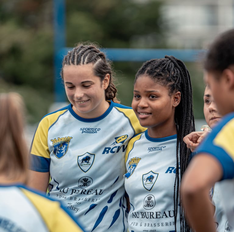 Joueuses en cercle qui discutent après la victoire