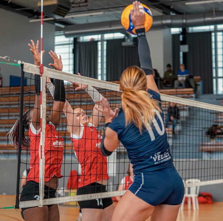 Joueuse de Vélizy qui frappe dans la balle