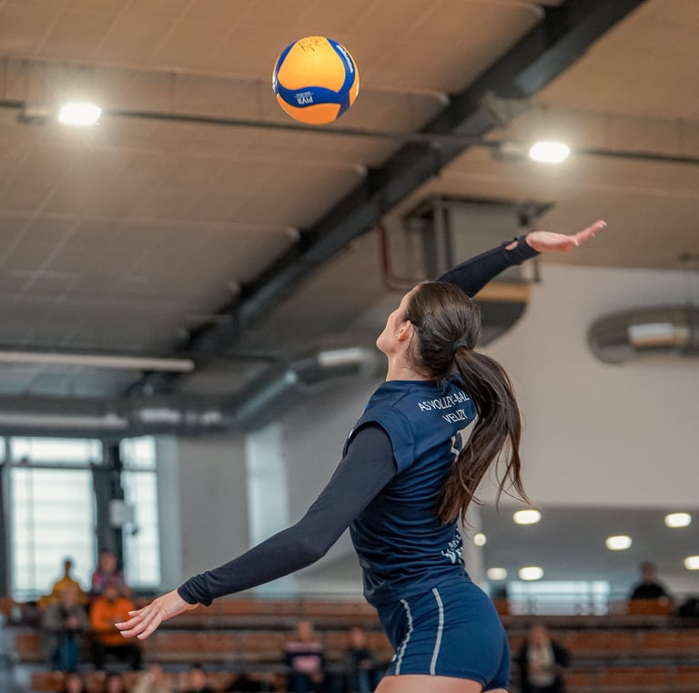Joueuse de Vélizy en pleine attaque
