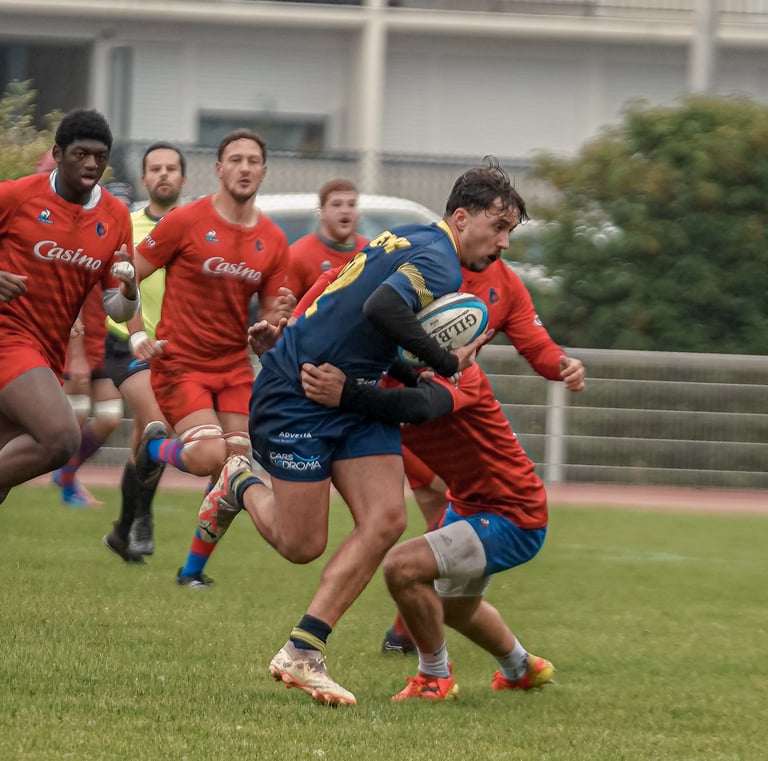 Joueur de rugby qui court et se fait plaquer