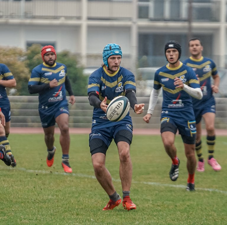 Joueur qui fait une passe de rugby