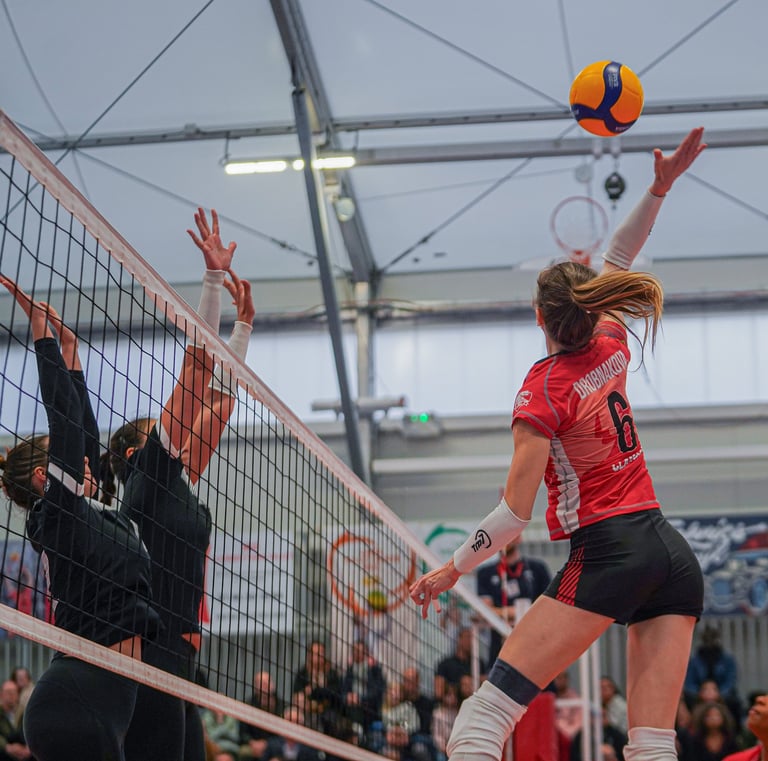 Joueuse de Clamart qui attaque avec un bloc de deux joueuses en face