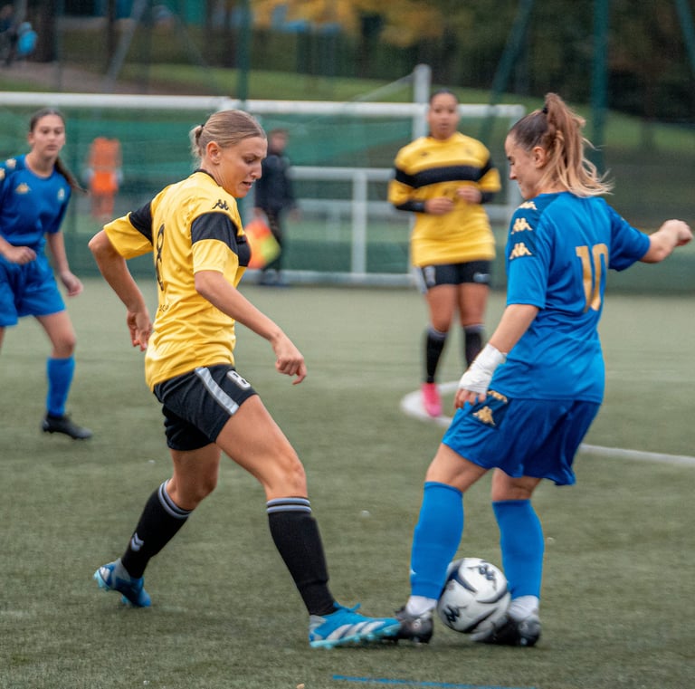 Joueuse de Versailles qui essaye de dribbler une adversaire