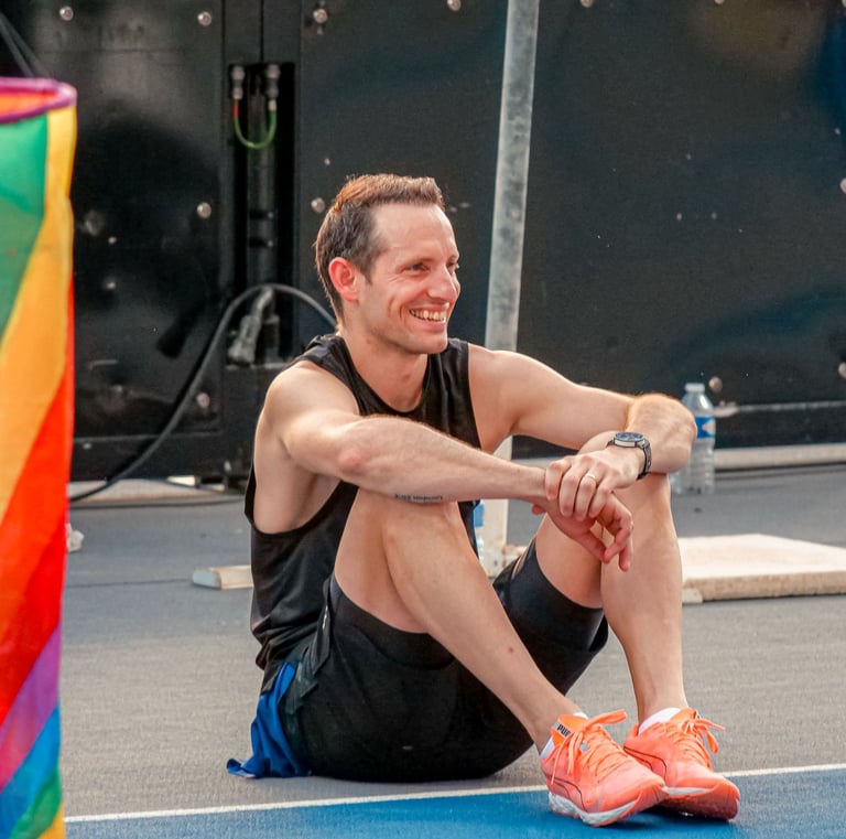 Renaud Lavillenie assis, sourit avant son échauffement