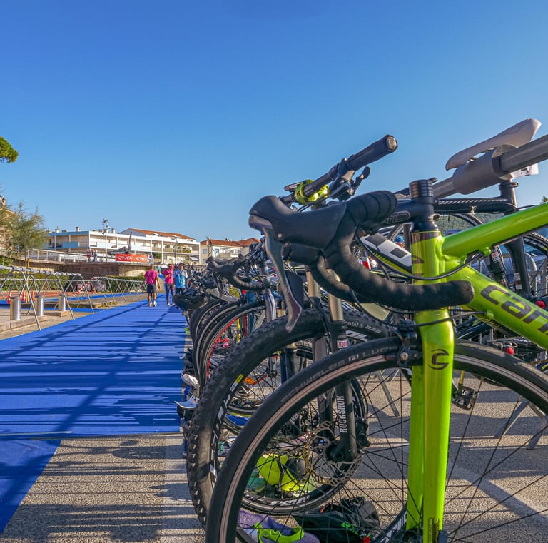 Allée avec tous les vélos suspendus avant le triathlon de Carqueiranne
