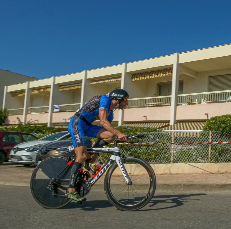 Triathlète en vélo après la natation