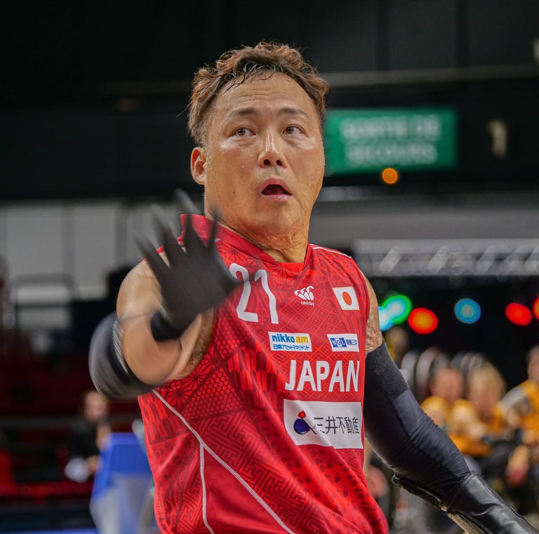 Joueur du Japon qui fait un signe de la mains pour demander la balle