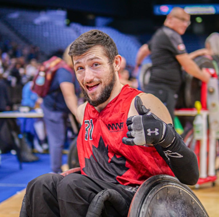 Joueur du canada qui nous fait un signe de la mains après le match