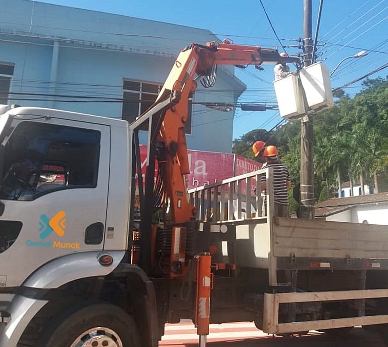 Munck com Cesto Aéreo