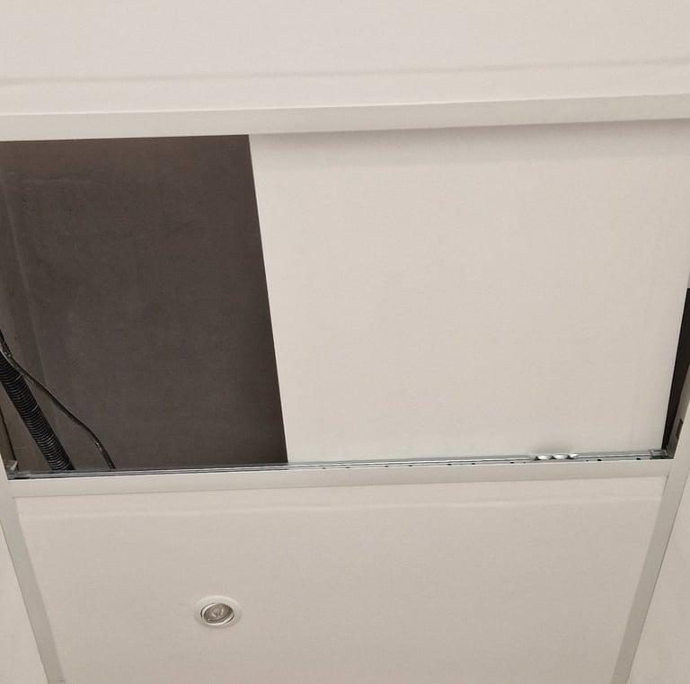 Pose de faux plafond et installation de spots.
