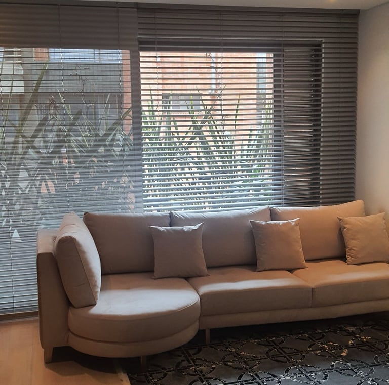 Persianas de aluminio o madera personalizadas de alta calidad para control de luz y privacidad