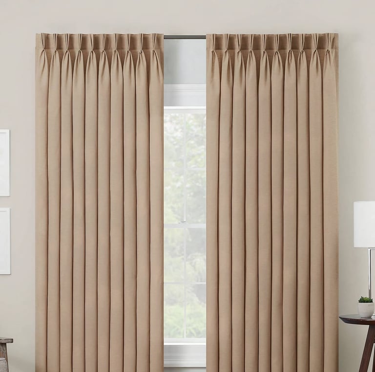 Cortinas tradicionales de estilo clásico, perfectas para embellecer cualquier espacio con elegancia 