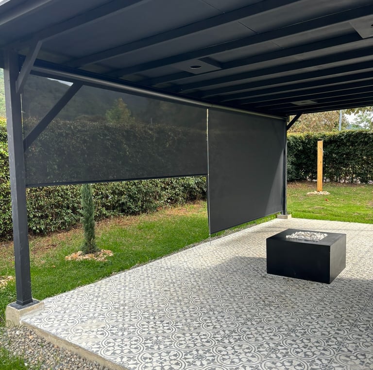 Toldos para exteriores resistentes y duraderos, ideales para protección contra el sol y la luz