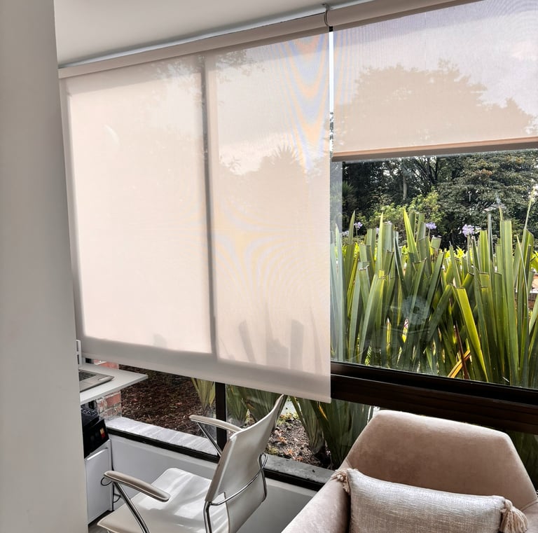Cortinas Sunscreen en enrollables o panel japonés con protección solar y control de luz, ideales par