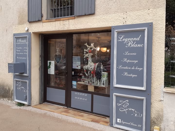 La ville de Saint-Paul-Trois-Châteaux dispose de bon nombre de petits commerces atypiques et authentiques