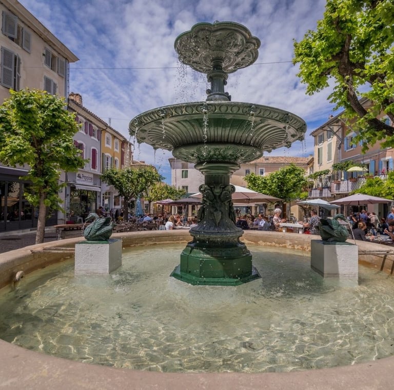 Saint-Paul-Trois-Chateaux dispose de 2 places et petites rue authentiques