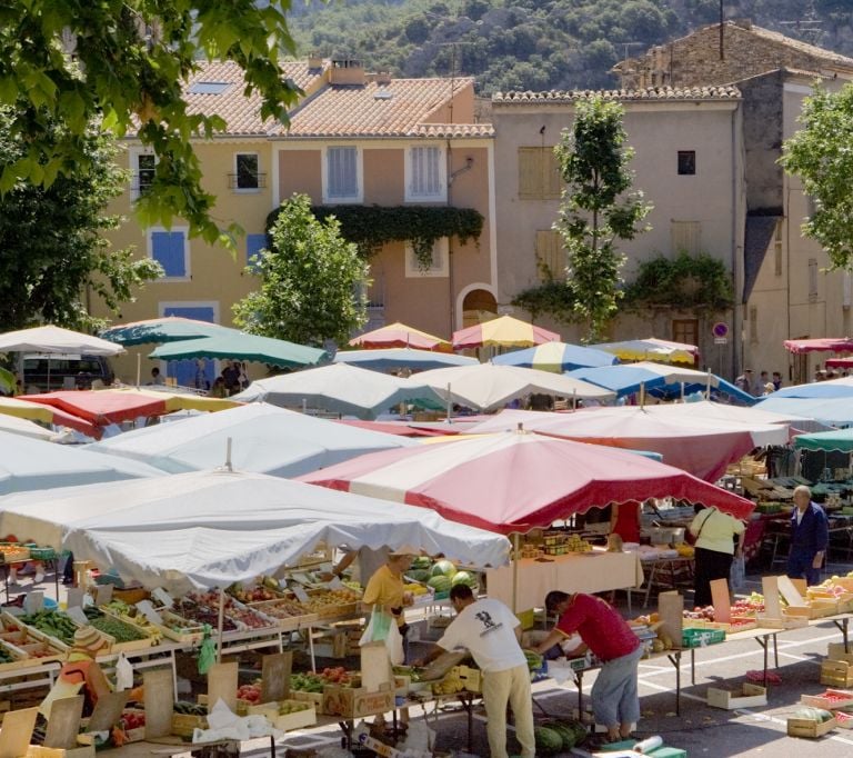 Le marché de Saint-Paul-Trois-Châteaux non loin du mas de l'Enclos du Soleil le Vent