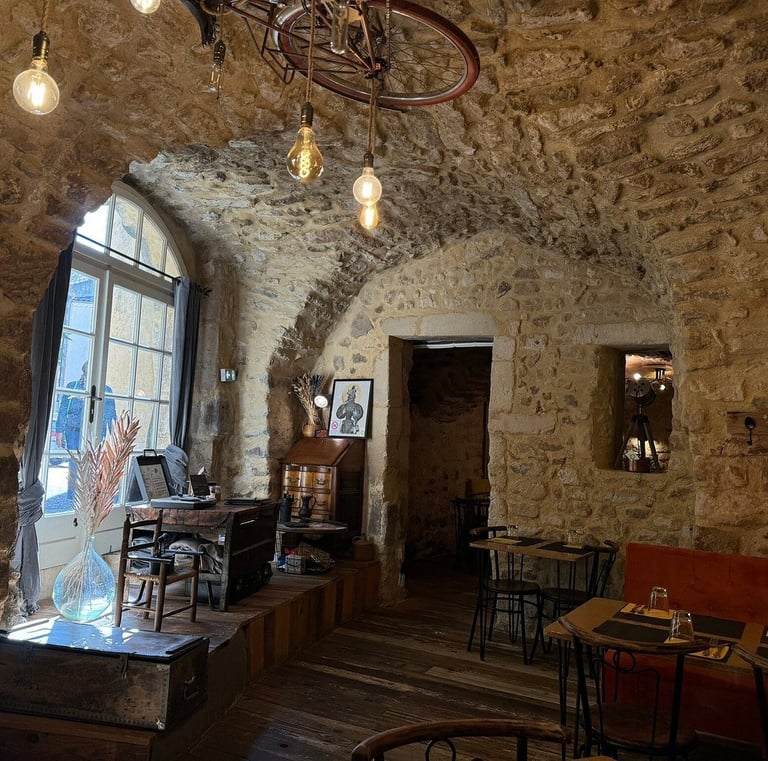 Le restaurant l'Oxalis est excellent et authentique non loin de l'Enclos du Soleil le Vent