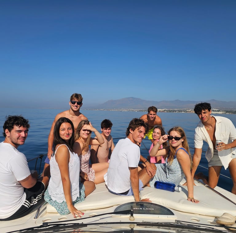 Jovenes en la proa del targa 37