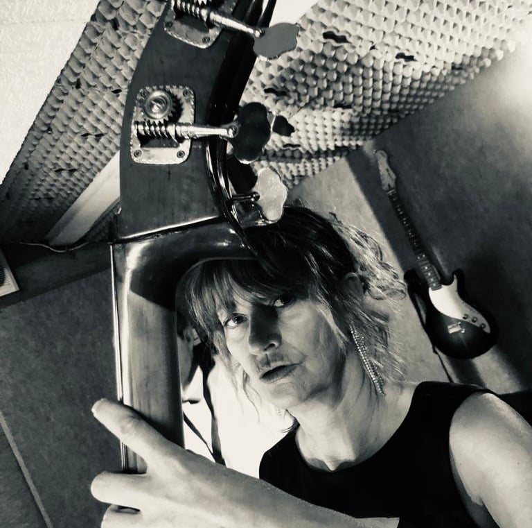 portrait d'une femme qui joue de la contrebasse