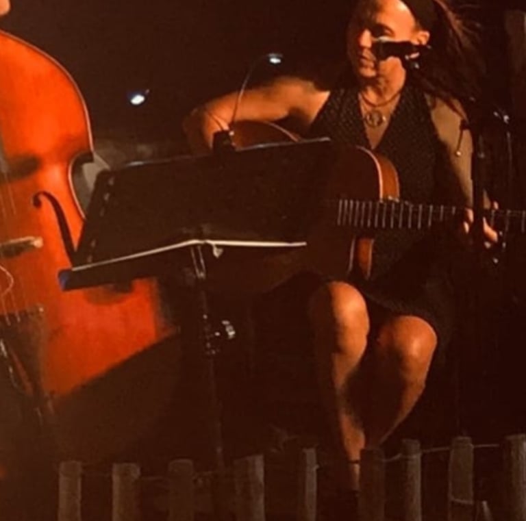 une femme qui joue de la guitare à coté d'une contrebasse
