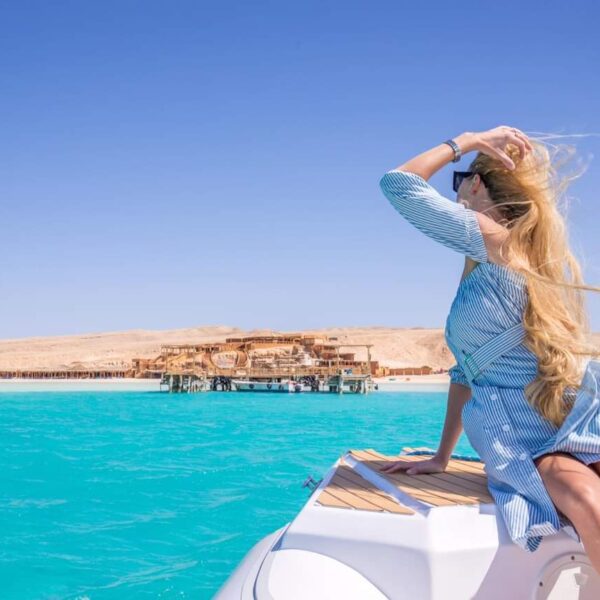 Tour de un día en Orange Bay en el Mar Rojo con buceo y playa paradisíaca, guiado por Hadi de ViajaEgipto.com.