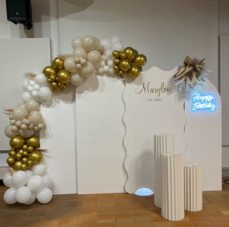 backdrop anniversaire thème blanc et or