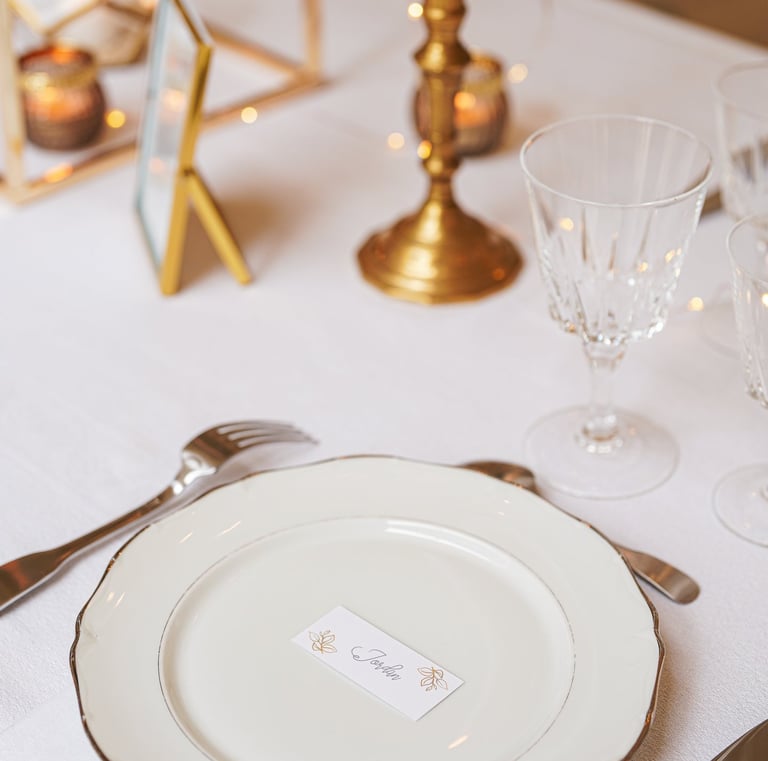 photo de l'art de la table avec un marque-place