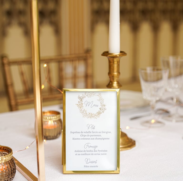 photo du menu dans un cadre doré posé sur la table