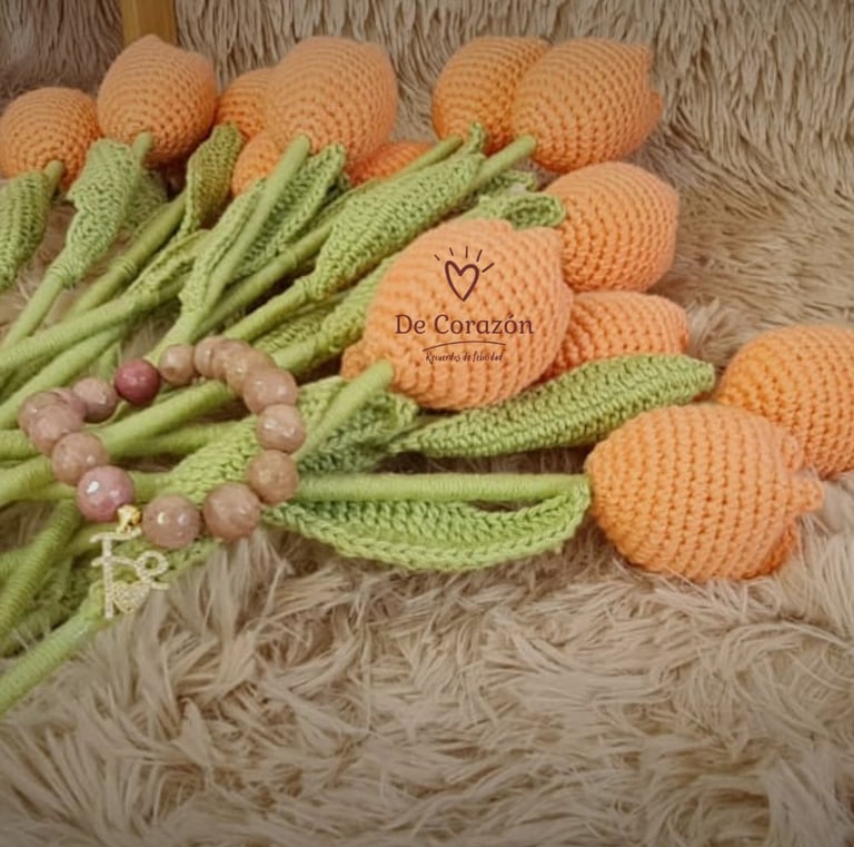 flores de crochet carrots and a bunch of beads