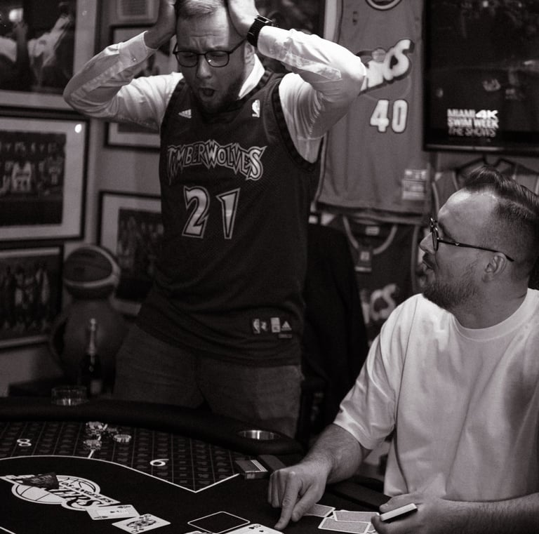 Žaidėjai prie profesionalaus pokerio stalo