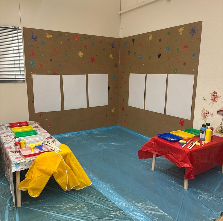 Kreative Malecke für Kinder mit Bastelmaterialien und Malwand in der Spielgruppe Spreitenbach.