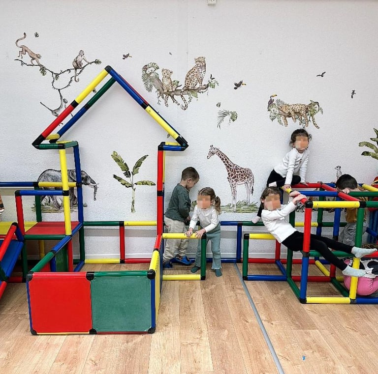 Spielbereich mit Bauelementen und Tierwandbildern in der Spielgruppe der Zukunft, Spreitenbach.