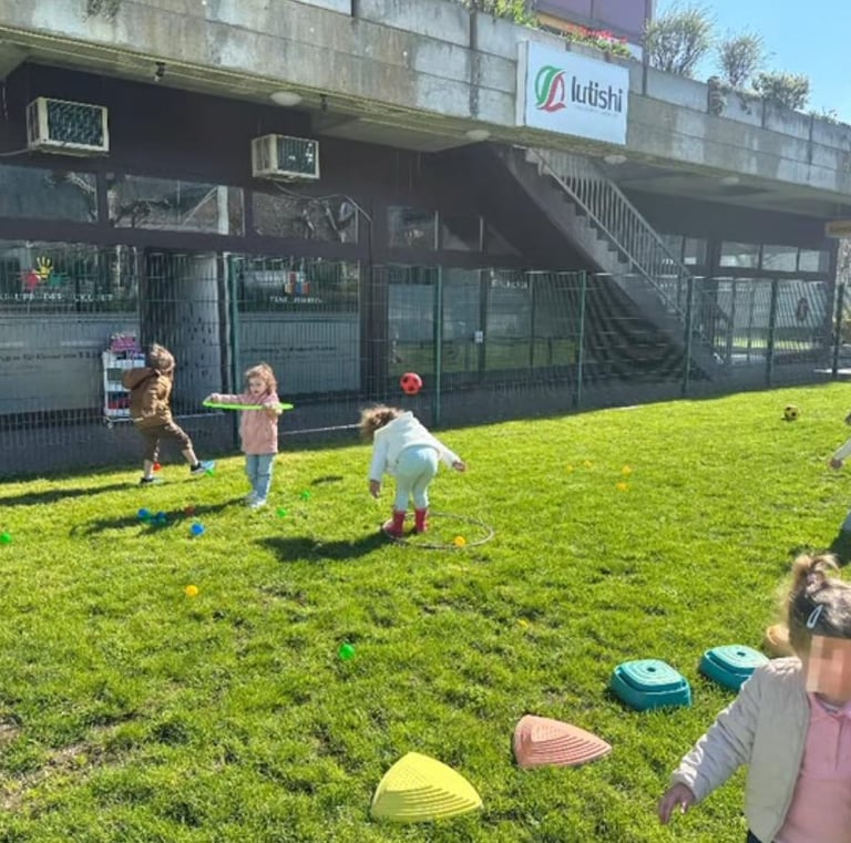 Kinder spielen draußen auf dem Spielplatz neben der Spielgruppe der Zukunft in Spreitenbach – Bewegu
