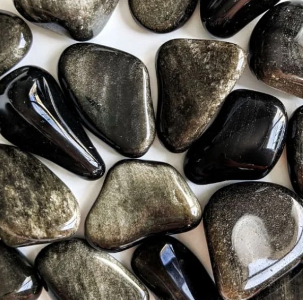 L'éclat doré provient de microscopiques bulles de gaz piégées lors de sa cristallisation. Pierre de 