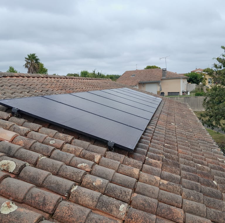 Pose panneaux solaires photovoltaïques autoconsommation et revente du surplus d'électricité.